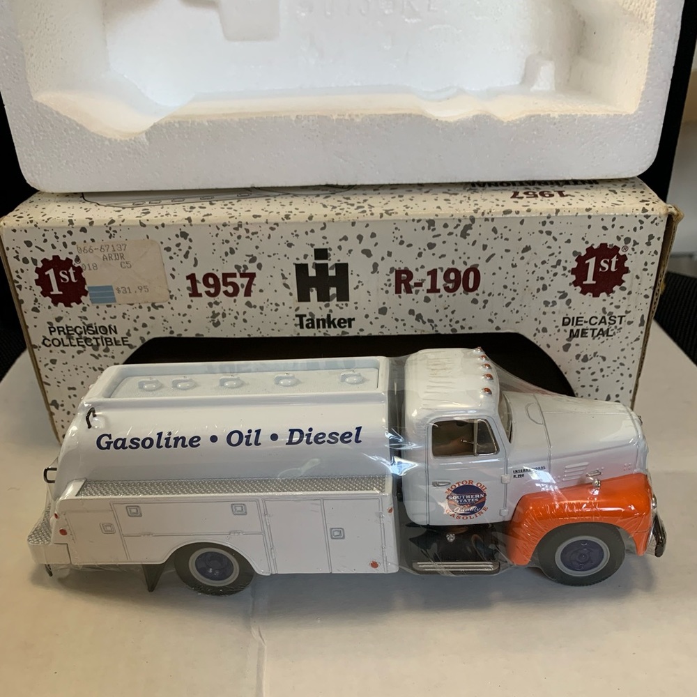 1957 IH R-190 Tanker - Picture 6 of 12